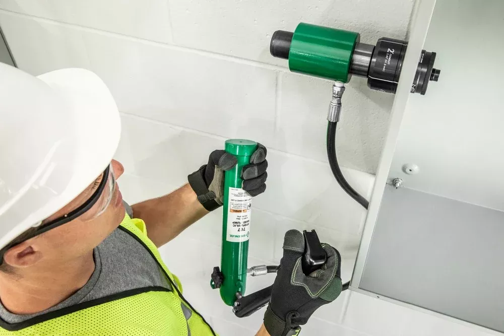 Greenlee 7310SB 11-Ton Hydraulic Knockout Kit with Hand Pump and Slug-Buster 1/2" - 4"